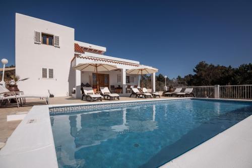 Bazén v ubytování Villa Es Socorrat nebo v jeho okolí