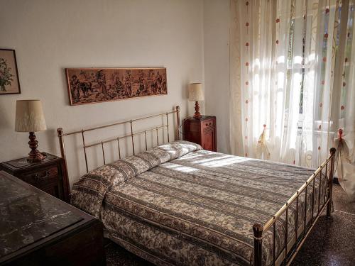 een slaapkamer met een bed en een raam bij B&B Da Beppe in Neirone