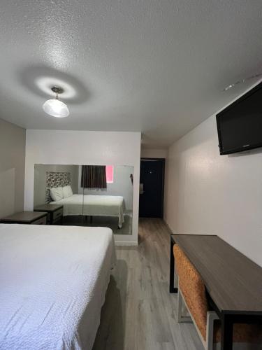 um quarto de hotel com uma cama e uma mesa em Best Inn Motel Seaworld & Lackland AFB em San Antonio