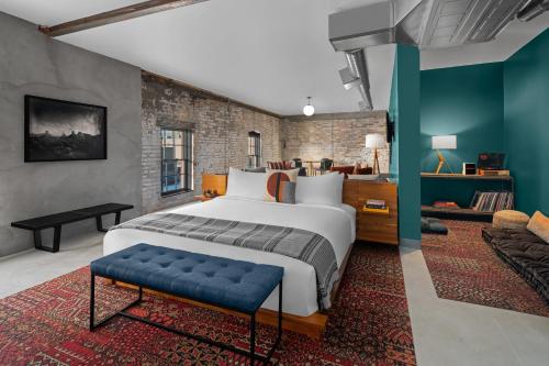 Postel nebo postele na pokoji v ubytování evo Hotel Salt Lake City