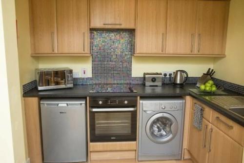 A kitchen or kitchenette at Horizon Hotel Apartments - Close to Beach, Train Station & Southend Airport