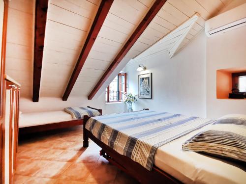een slaapkamer met een groot bed in een kamer met houten plafonds bij OLD TOWN 303 in Kotor