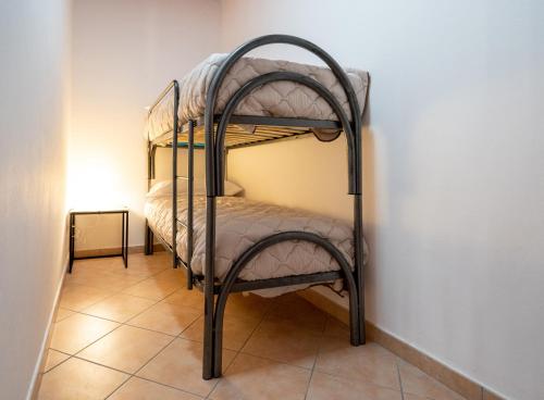 un paio di letti a castello in una stanza di Casa Vacanze A' Lanterna a Licata