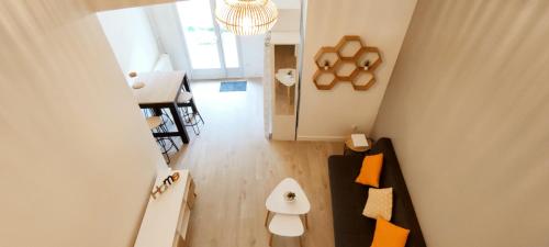 - une vue de tête sur un salon doté d'un mobilier orange dans l'établissement Duplex cosy - Gare - Hyper centre - WIFI, à Angers