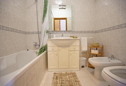 A bathroom at WATERS HOUSE - Feel at Home ir our Sea