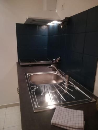 La salle de bains est pourvue d'un lavabo en acier inoxydable et d'un miroir. dans l'établissement NID DU MASSE AVEC PARKING, à Nantes