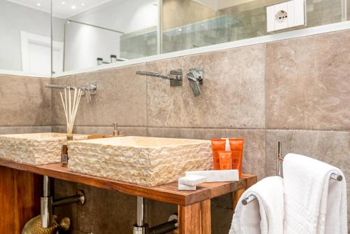 ein Bad mit einem Waschbecken und einem Spiegel in der Unterkunft Camera Carolina in Deiva Marina