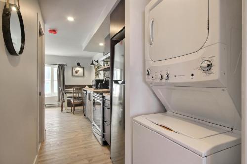uma cozinha com um fogão e um frigorífico em Unique and Sunny Top Floor Old Quebec Gem em Cidade de Quebec