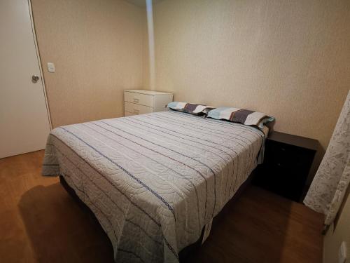 1 dormitorio con 1 cama en una habitación pequeña en Departamento amoblado en condominio - 5to piso, en Tacna