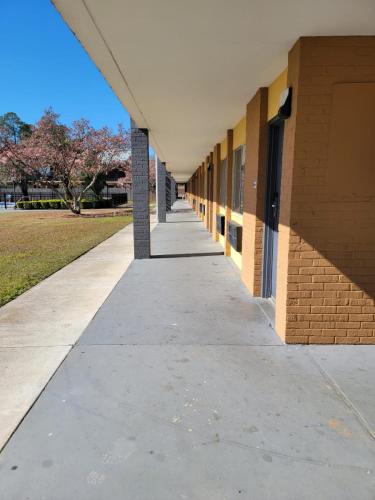 Gallery image of Days Inn by Wyndham Dothan in Dothan