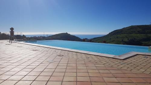 Una gran piscina con vista al mar. en B&B A Robba de Pupi, en Agrigento