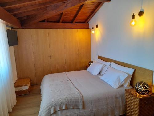 Postel nebo postele na pokoji v ubytování Aldeia da Graça
