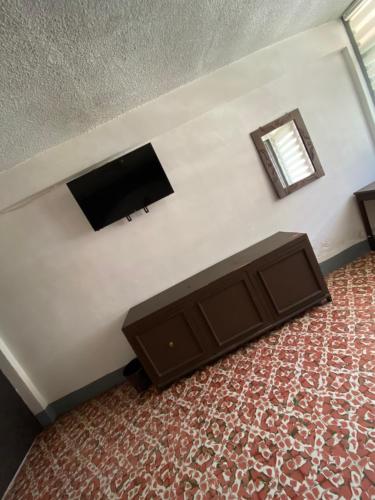 een woonkamer met een flatscreen-tv bij Hotel Oseguera in Uruapan del Progreso