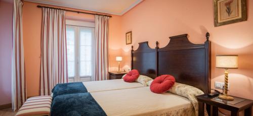 En eller flere senger på et rom på Hotel y Apartamentos La Lonja