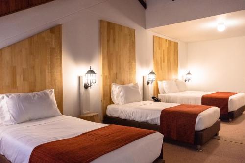 サンタ・ロサ・デ・カバルにあるTermales Santa Rosa De Cabalのホテルルーム ベッド2台&ランプ2つ付