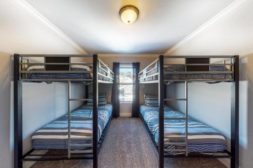 2 Etagenbetten in einem Zimmer mit Flur in der Unterkunft Quail Nest on Quail Drive in Fraser