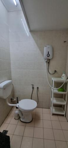 ein Bad mit einem WC und einem Waschbecken in der Unterkunft Seven Stones Langkawi in Pantai Cenang