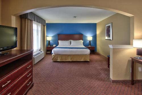 Una cama o camas en una habitación de Holiday Inn Express Hotel & Suites Houston-Downtown Convention Center, an IHG Hotel