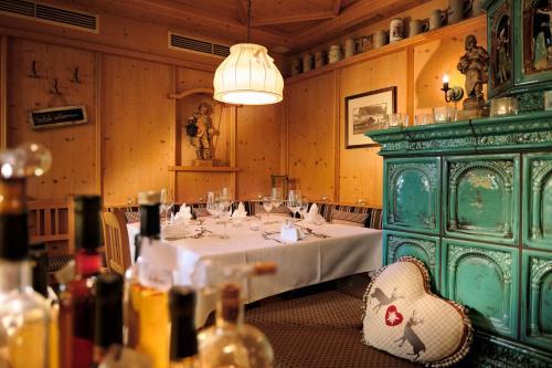 uma sala de jantar com uma mesa e um armário verde em Hirsch - Das Ellwanger Landhotel em Ellwangen