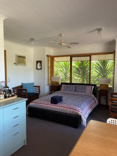 ein Schlafzimmer mit einem Bett und einem Schreibtisch sowie eine Küche in der Unterkunft The Fingal Farm in Fingal
