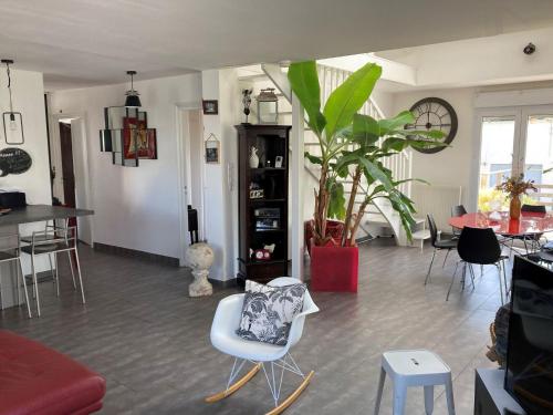 un salon avec un canapé, des chaises et une table dans l'établissement Unusual duplex with garden, à Saint-Brieuc