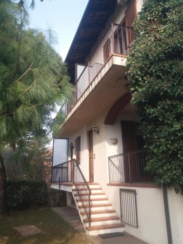 een gebouw met een trap en een balkon bij I Pini B&B in Castagnito