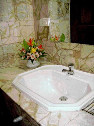 Un baño de Raya Grand Hotel