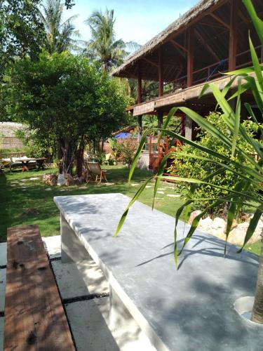 Zahrada ubytování Basa-basi Lodge