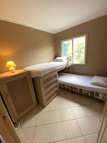 a room with two bunk beds and a window at CostaSame Casablanca in Same