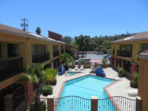 Πισίνα στο ή κοντά στο Azusa Inn