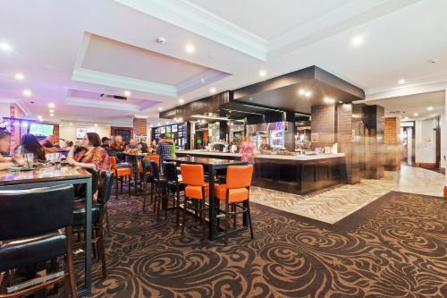 Hotel Queanbeyan Canberraにあるラウンジまたはバー