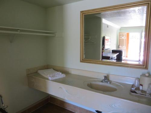 Kylpyhuone majoituspaikassa Azusa Inn
