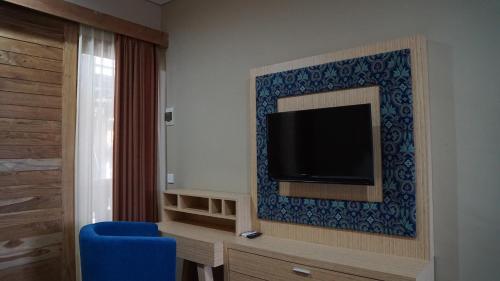 A television and/or entertainment center at Aldeoz Residence Kuta