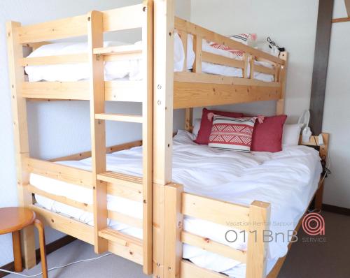 NK BLD3F Sapporo 3LDK 3BR 1 floor 1 roomにあるベッド
