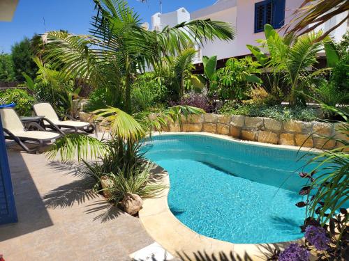 Villa - Sleeps 6 free parking & heated pool