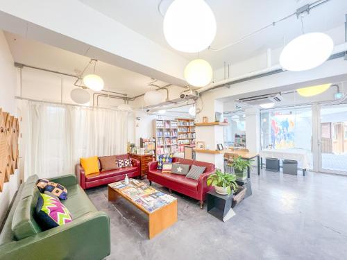 ein Wohnzimmer mit 2 Sofas und einem Tisch in der Unterkunft Empathy Guesthouse in Daegu