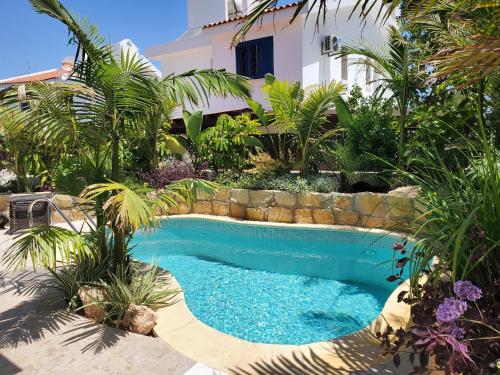 Swimmingpoolen hos eller tæt på Villa - Sleeps 6 free parking & heated pool