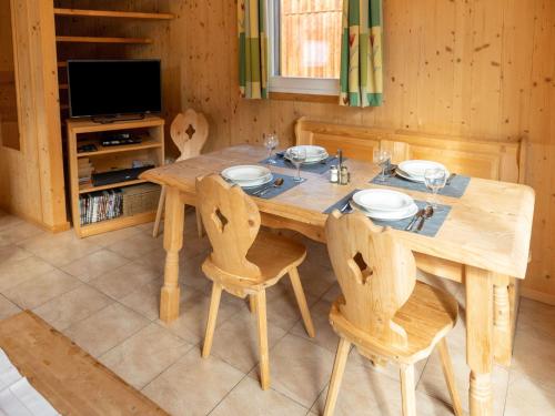 Stadl an der Mur的住宿－Holiday home in Styria with balcony，一间带木桌和椅子的用餐室