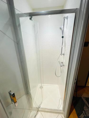 une douche avec une porte vitrée dans une salle de bain dans l'établissement LA VILLA DEKO - Appart2 - Université et Hôpital, à Beuvry