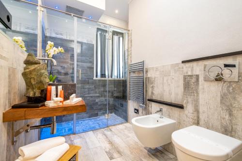 a bathroom with a sink and a toilet and a tub at Appartamento Guido in Levanto