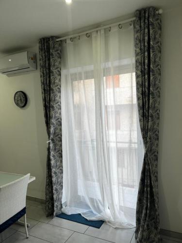 a room with a window and a white curtain at Le Quattro Perle in Terrasini