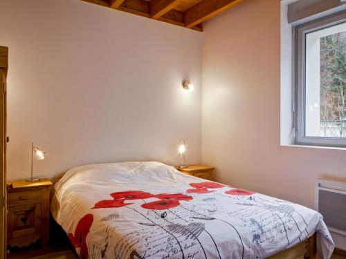 - une chambre avec un lit orné de fleurs rouges dans l'établissement Appartement Brides-les-Bains, 3 pièces, 6 personnes - FR-1-512-10, à Brides-les-Bains