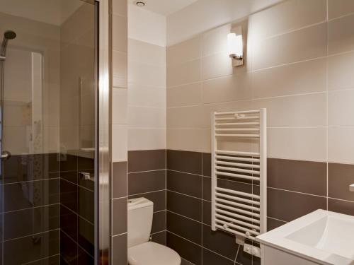 La salle de bains est pourvue de toilettes et d'un lavabo. dans l'établissement Appartement Brides-les-Bains, 3 pièces, 6 personnes - FR-1-512-10, à Brides-les-Bains