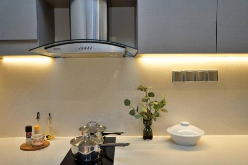 una encimera de cocina con fogones y una olla. en Humble Abode Luxury Suite 2-4pax Geo38 Genting Free WiFi, en Genting Highlands