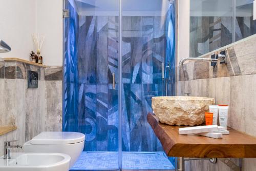 Un baño con ducha, inodoro y lavabo. en Appartamento Rina, en Levanto