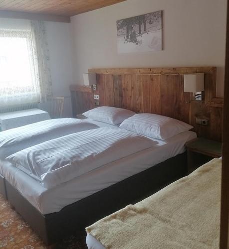 2 łóżka pojedyncze w sypialni z: w obiekcie Appartment Danterhof w Mayrhofen