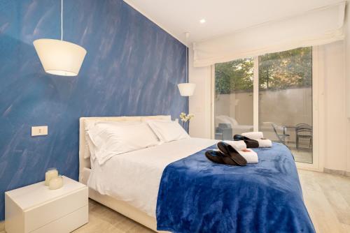 a bedroom with a bed with a blue wall at Appartamento Rina in Levanto