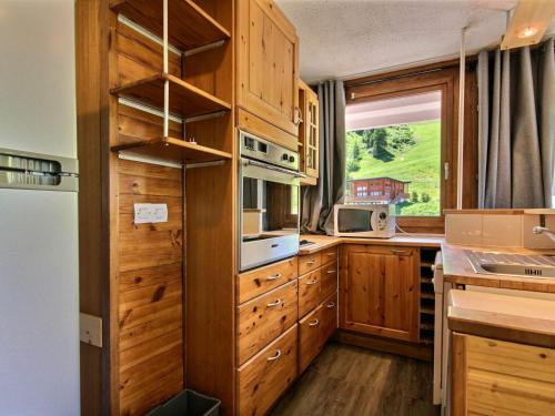 Appartement La Plagne, 2 pièces, 5 personnes - FR-1-455-16にあるキッチンまたは簡易キッチン