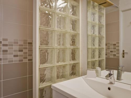 布里德萊班的住宿－Studio Brides-les-Bains, 1 pièce, 4 personnes - FR-1-512-81，浴室设有白色水槽和镜子