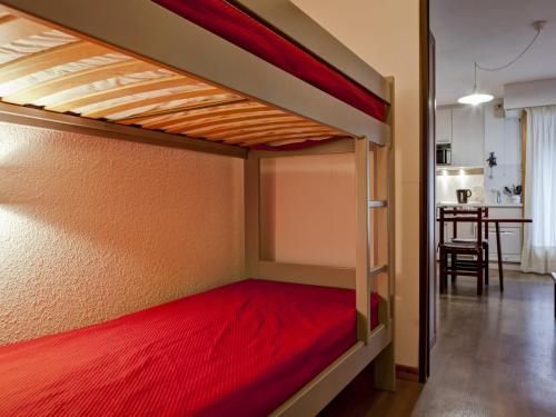 a bedroom with a bunk bed with a red blanket at Studio Brides-les-Bains, 1 pièce, 4 personnes - FR-1-512-81 in Brides-les-Bains